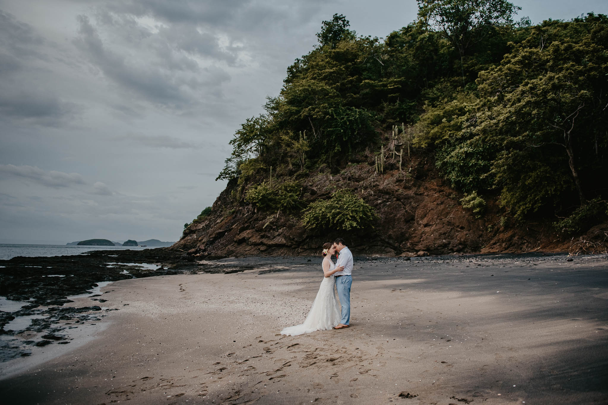 Newlyweds photo session in Costa Rica beach